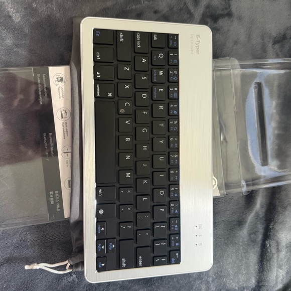 Bluetooth Keyboard - Picture 3 of 6